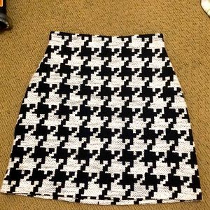 H&M houndstooth high waisted skirt. Size 6